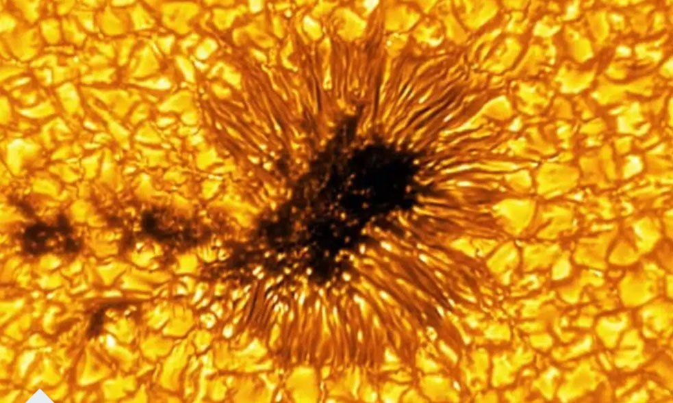 ภาพพื้นผิวของดวงอาทิตย์ที่มีฟอง plasma เดือดปุด ๆ และจุดมืด ภาพจาก The Daily Galaxy