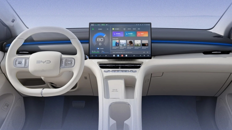 พวงมาลัยมัลติฟังก์ชันแบบสองก้าน พร้อมคอนโซลกลางดีไซน์ใหม่ (ภาพจาก BYD)