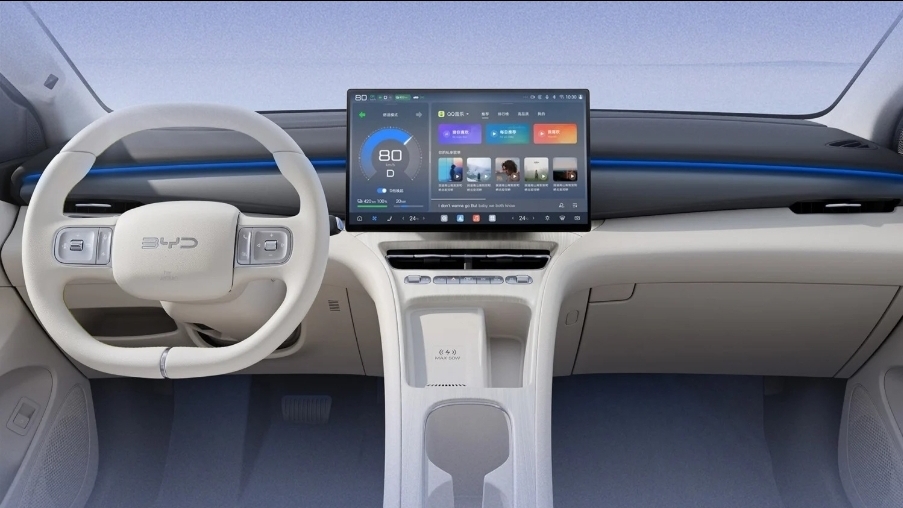 พวงมาลัยมัลติฟังก์ชันแบบสองก้าน พร้อมคอนโซลกลางดีไซน์ใหม่ (ภาพจาก BYD)