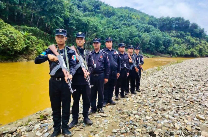 ตำรวจ-ทหารว้า ที่ประจำการอยู่บริเวณชายแดนเขตปกครองตนเองชนชาติว้าที่อยู่ติดกับจีน (ภาพจากเพจ Wa News Land)