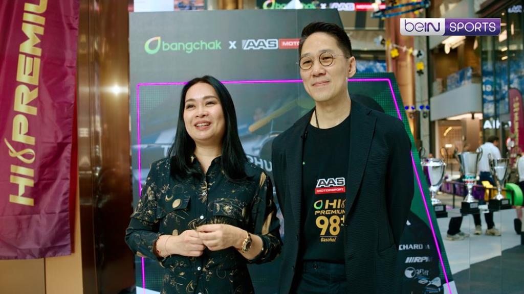 คุณพ่อและคุณแม่ของเติ้น คุณณุลักษณา อินทรภูวศักดิ์ และคุณวุฒิกร อินทรภูวศักดิ์ - เครดิตภาพ_ beIN SPORTS