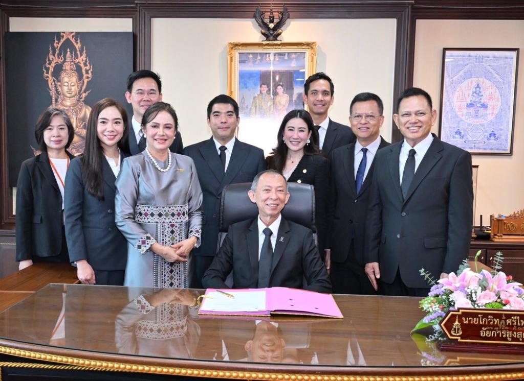 นายโกวิท ศรีไพโรจน์ อัยการสูงสุด พร้อมทีมโฆษกสำนักงานอัยการสูงสุดชุดใหม่