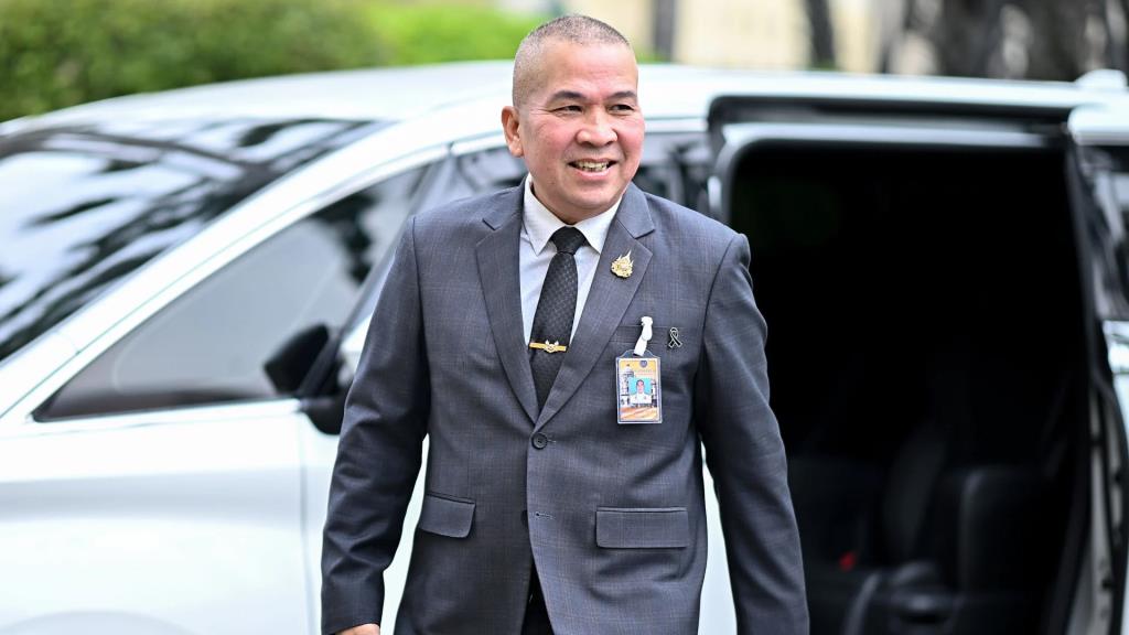 พล.ต.ท.รุทธพล เนาวรัตน์ รัฐมนตรีว่าการกระทรวงยุติธรรม