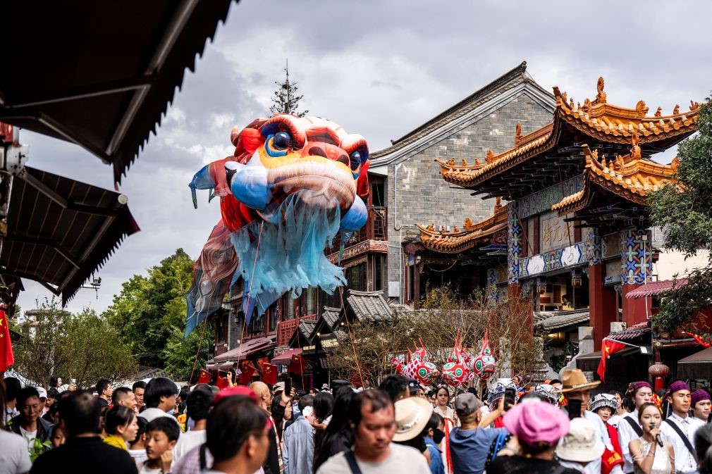 นักท่องเที่ยวเยี่ยมชมเมืองโบราณกวนตู้ ในนครคุนหมิง มณฑลยูนนาน ทางตะวันตกเฉียงใต้ของจีน เมื่อวันที่ 3 ตุลาคม 2569 - ภาพ : ซินหัว
