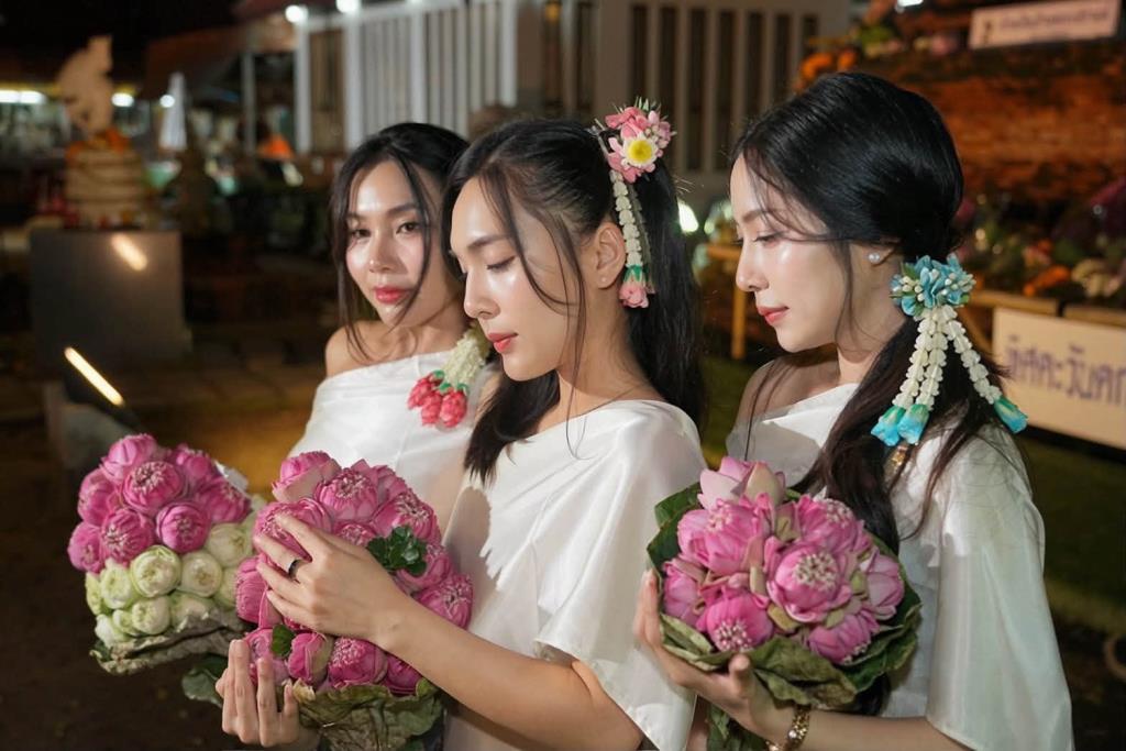 คล้องมาลัยรัดเกล้า บูชาดอกบัวถวายพระปรางค์ (ภาพจาก Facebook : วัดปรางค์หลวง)