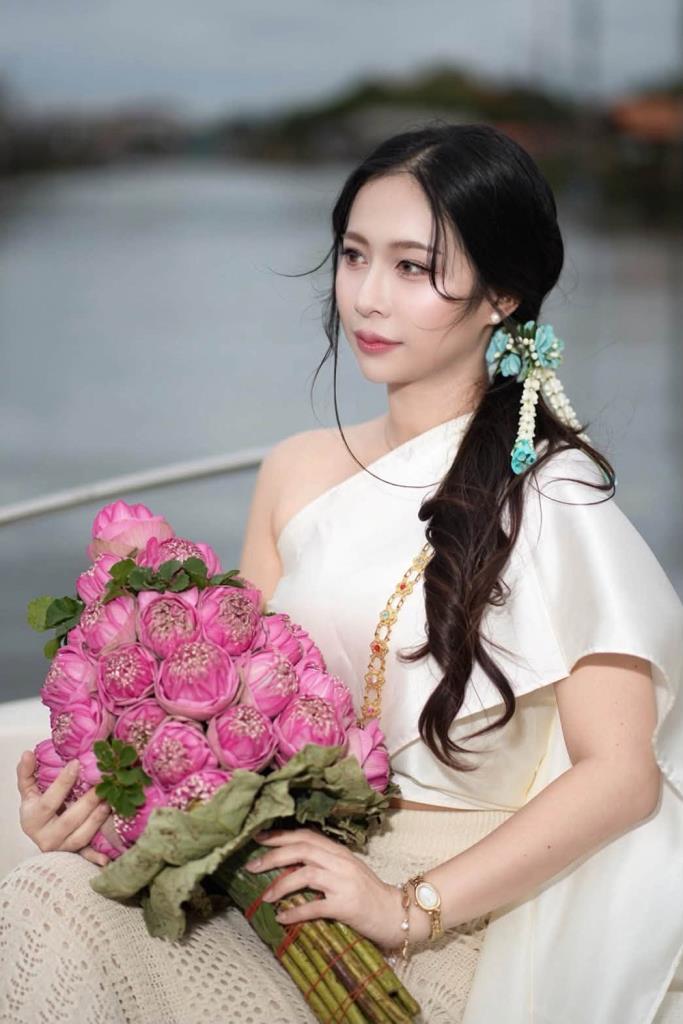 มาลัยรัดเกล้ากับวิวคลองด้านหลังวัด (ภาพจาก Facebook : วัดปรางค์หลวง)