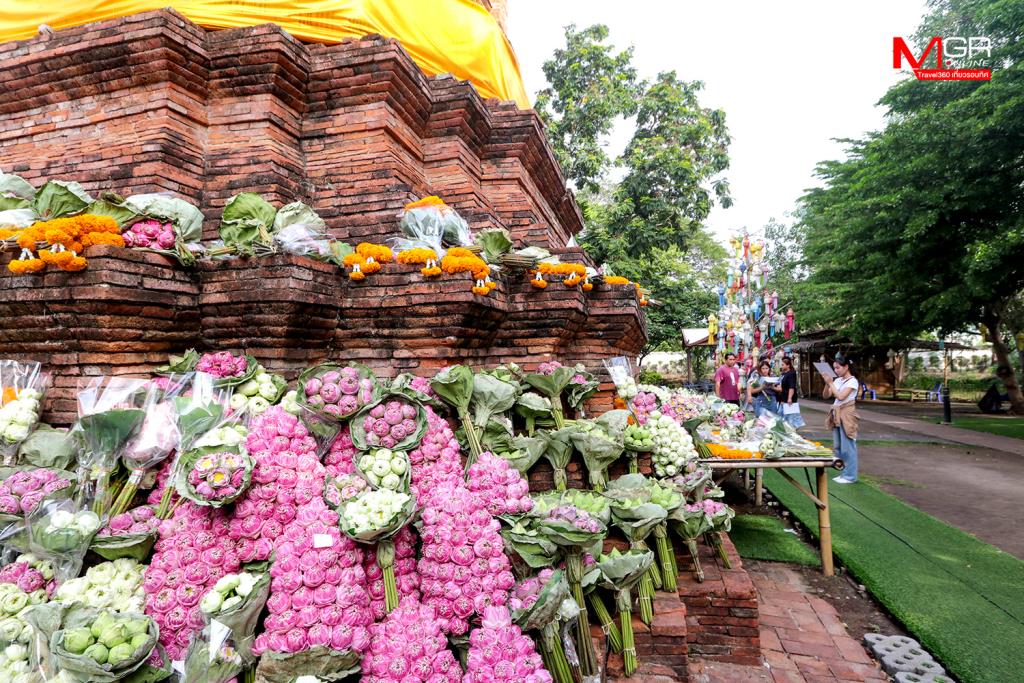 บูชาดอกบัวถวายพระปรางค์