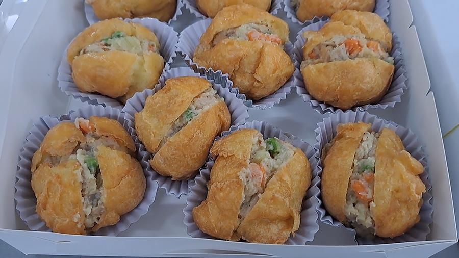ทองพลุ ของร้านกานดาฯเป็นอีกหนึ่งเมนูที่มีแฟนคลับเหนียวแน่นมาก 