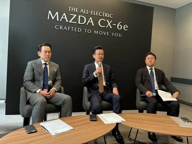 โทรุ นากาจิม่า Senior Executive Officer มาสด้า มอเตอร์ คอร์ปอเรชั่น ประเทศญี่ปุ่น (กลาง)