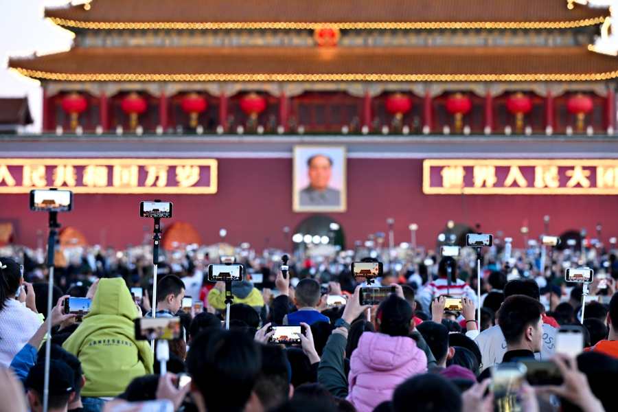 แฟ้มภาพซินหัว : ประชาชนเข้าร่วมพิธีเชิญธงชาติจีนขึ้นสู่ยอดเสา เพื่อเฉลิมฉลองวาระครบรอบ 77 ปี การก่อตั้งสาธารณรัฐประชาชนจีน บริเวณจัตุรัสเทียนอันเหมิน ใจกลางกรุงปักกิ่งของจีน วันที่ 1 ต.ค. 2026