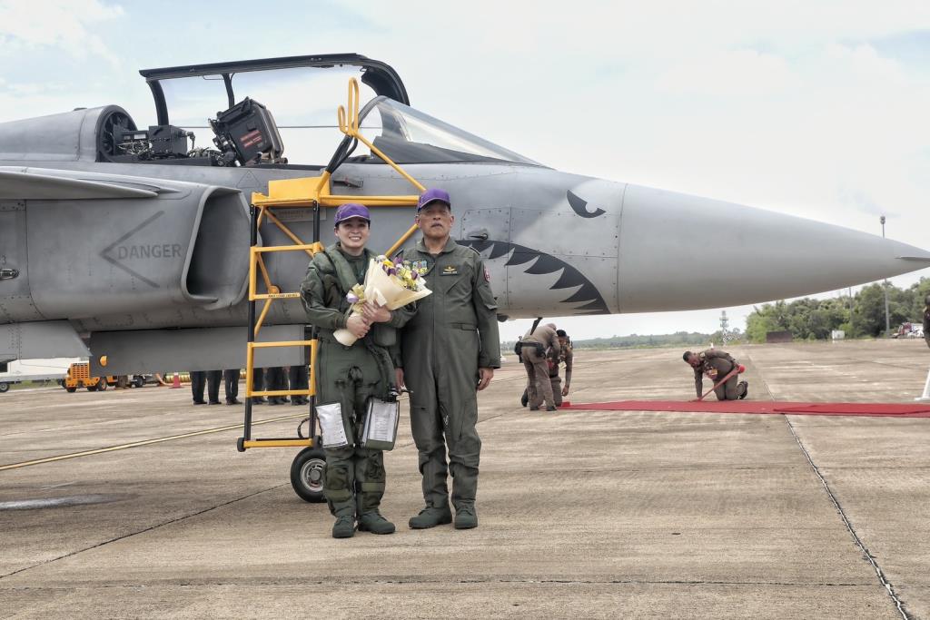 ในหลวงทอดพระเนตร พระราชินีทรงฝึกบินเดี่ยว Gripen เป็นครั้งแรก พระราชทานช่อดอกไม้เป็นกำลังใจ