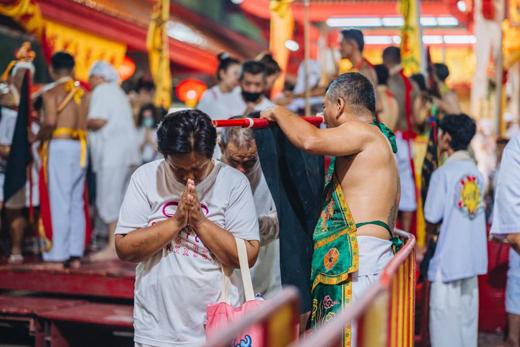 พิธีโก้ยห่าน หรือ พิธีสะเดาะเคราะห์ (ภาพ : ททท.ภูเก็ต)