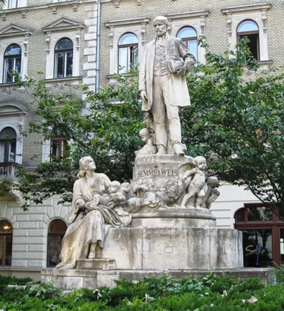 อนุสาวรีย์ของ Semmelweis ที่โรงพยาบาลในกรุง Budapest ประเทศฮังการี ภาพจาก วิกิพีเดีย