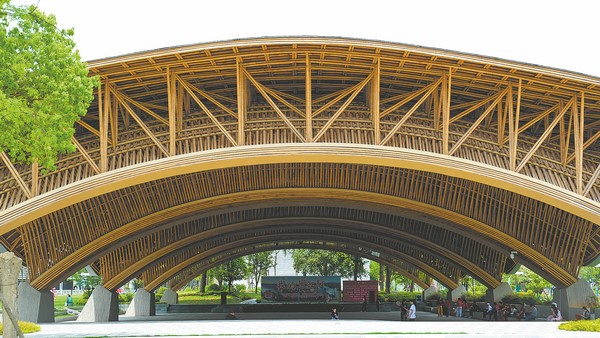 โรงละครในเขตหงเจียง เมืองหวยฮวามีเอกลักษณ์เฉพาะตัวด้วยโครงสร้างหลักที่เป็นเหล็กและมีการนำไม้ไผ่ประมาณ 40,000 ลำมาสานถักทอเข้ากับโครงสร้างดังกล่าว