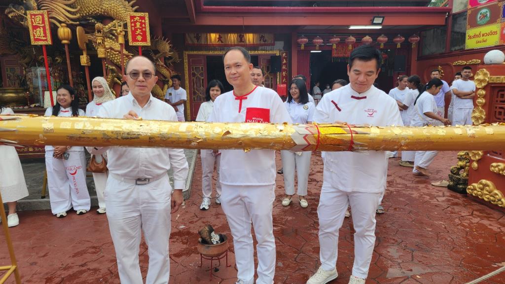 พิธีอัญเชิญเสาโก้เต้ง ซึ่งเป็นสัญลักษณ์ของการเริ่มประเพณีถือศีลกินผัก (กินเจ) ในช่วงเย็นของวันที่ 9 ต.ค.69 ณ ศาลเจ้ากระโสมเต้าโบ้เก้ง จังหวัดพังงา