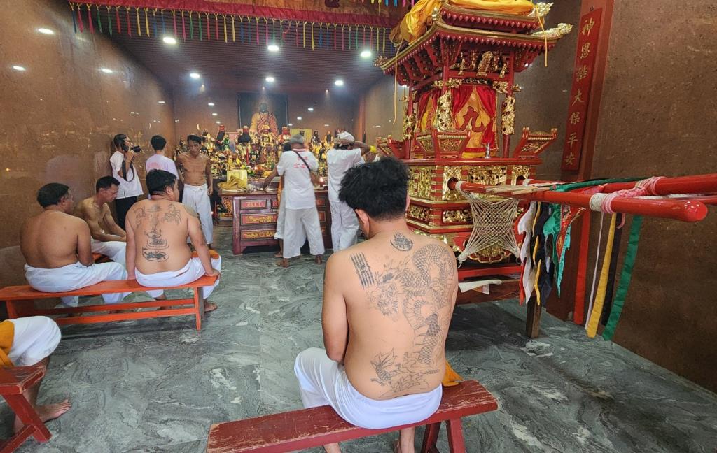 พิธีอัญเชิญเสาโก้เต้ง ซึ่งเป็นสัญลักษณ์ของการเริ่มประเพณีถือศีลกินผัก (กินเจ) ในช่วงเย็นของวันที่ 9 ต.ค.69 ณ ศาลเจ้ากระโสมเต้าโบ้เก้ง จังหวัดพังงา