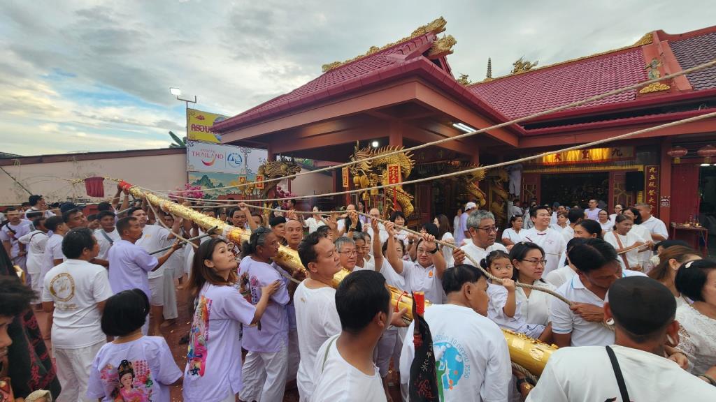 พิธีอัญเชิญเสาโก้เต้ง ซึ่งเป็นสัญลักษณ์ของการเริ่มประเพณีถือศีลกินผัก (กินเจ) ในช่วงเย็นของวันที่ 9 ต.ค.69 ณ ศาลเจ้ากระโสมเต้าโบ้เก้ง จังหวัดพังงา
