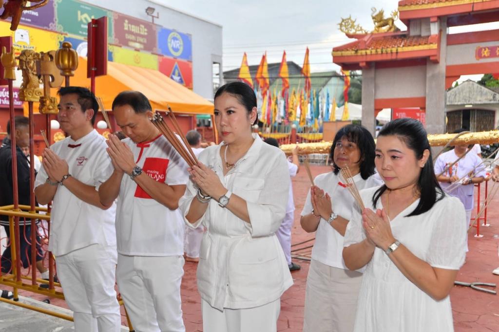 ผู้ว่าการ ททท. เป็นประธานพิธียกเสาโกเต้ง ศาลเจ้ากระโสมเต้าโบ้เก้ง จ.พังงา ซึ่งเป็นสัญลักษณ์ของการเริ่มประเพณีถือศีลกินผัก (กินเจ) 
