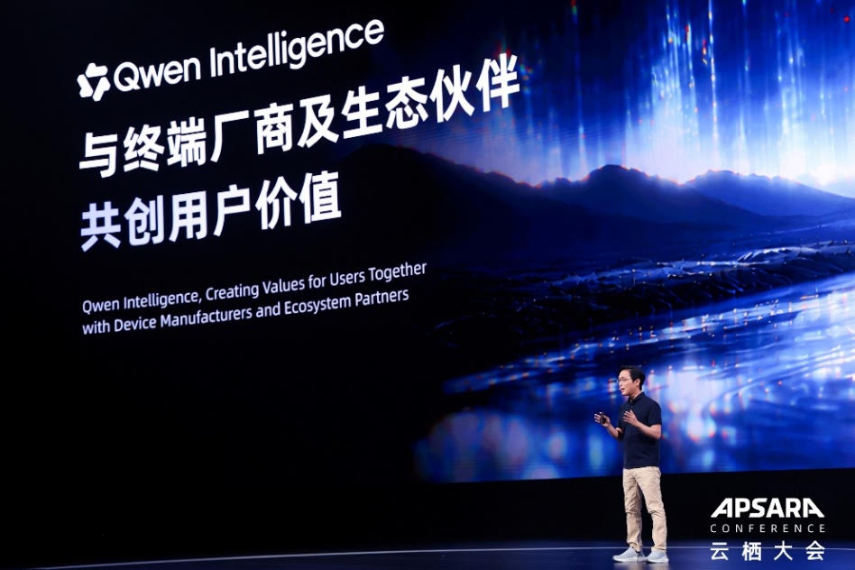 สตีเวน ฮอย หัวหน้าฝ่าย Qwen Mobile AI ของ Token Foundry และรองประธานของ Alibaba Token Hub (ATH) เปิดตัว Qwen Intelligence ณ งาน Apsara Conference