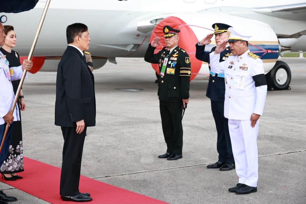 ในหลวง-พระราชินีเสด็จพระราชดำเนินถึงท่าอากาศยานหาดใหญ่ เพื่อทรงปฏิบัติพระราชกรณียกิจ ณ จังหวัดปัตตานี