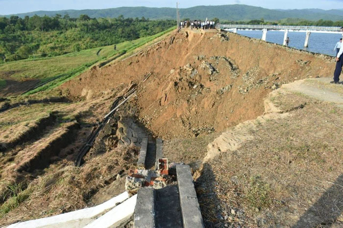กำแพงกั้นน้ำ เขื่อนมะเมียะ เมืองเหมี่ยนอ่อง ภาคอิรวดี เกิดพังทรุดตัวลงมาเมื่อกลางดึกวันที่ 9 ตุลาคม 2569