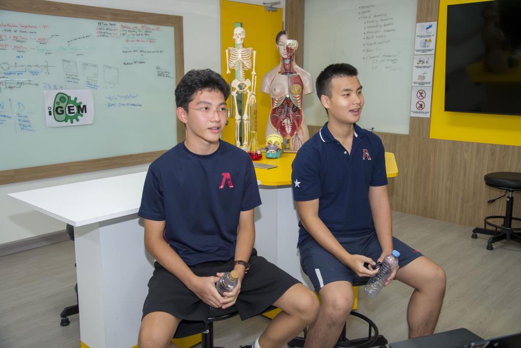   “ริโอ–นิโก้” พร้อมเพื่อนร่วมทีมรวม 11 คน จาก XCL American School of Bangkok (XCL ASB) พัฒนานวัตกรรมเปลี่ยนขยะ PET เป็น Melanin ต่อยอด Sunscreen รักษ์โลก มุ่งเวที iGEM 2026 ณ กรุงปารีส