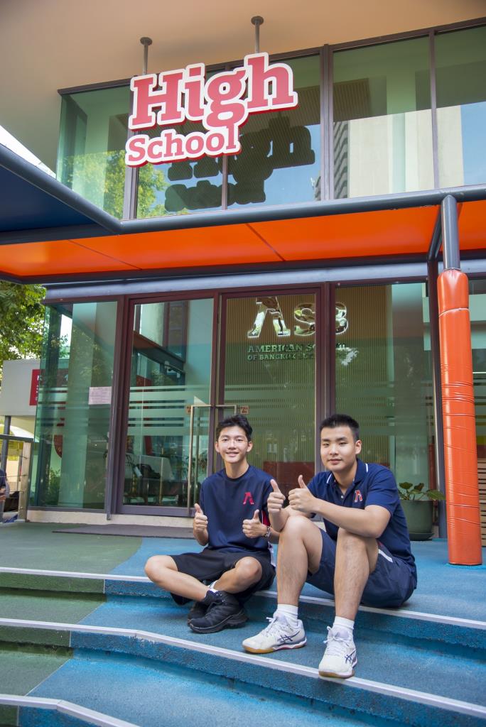 “พวกเราเห็นขวดพลาสติกถูกทิ้งทุกวัน จึงเกิดคำถามว่า นอกจากการนำไปหลอมใหม่แล้ว เราสามารถเปลี่ยนขยะเหล่านี้ให้กลายเป็นสิ่งที่มีมูลค่าสูงขึ้นและเป็นประโยชน์ต่อมนุษย์ได้หรือไม่ โปรเจกต์นี้จึงไม่ใช่แค่การทดลองวิทยาศาสตร์ แต่คือความพยายามของพวกเราที่จะสร้างทางออกใหม่ให้กับปัญหาสิ่งแวดล้อม” ริโอ และ นิโก้ ตัวแทนทีมนักเรียน XCL ASB กล่าวถึงแรงบันดาลใจ