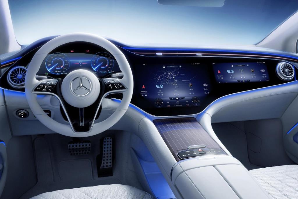Mercedes-Benz MBUX Hyperscreen ขนาด 56 นิ้วในรถไฟฟ้า EQS และ EQS SUV