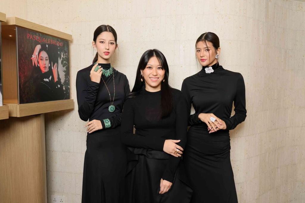 สรีนา ธีระวิทยภิญโญ ร่วมกับนางแบบ