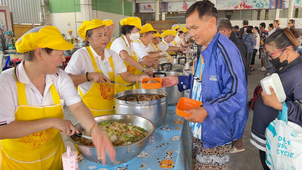 บรรยากาศการทำโรงทานอาหารเจ ที่มูลนิธิสว่างขอนแก่นสามัคคีอุทิศ