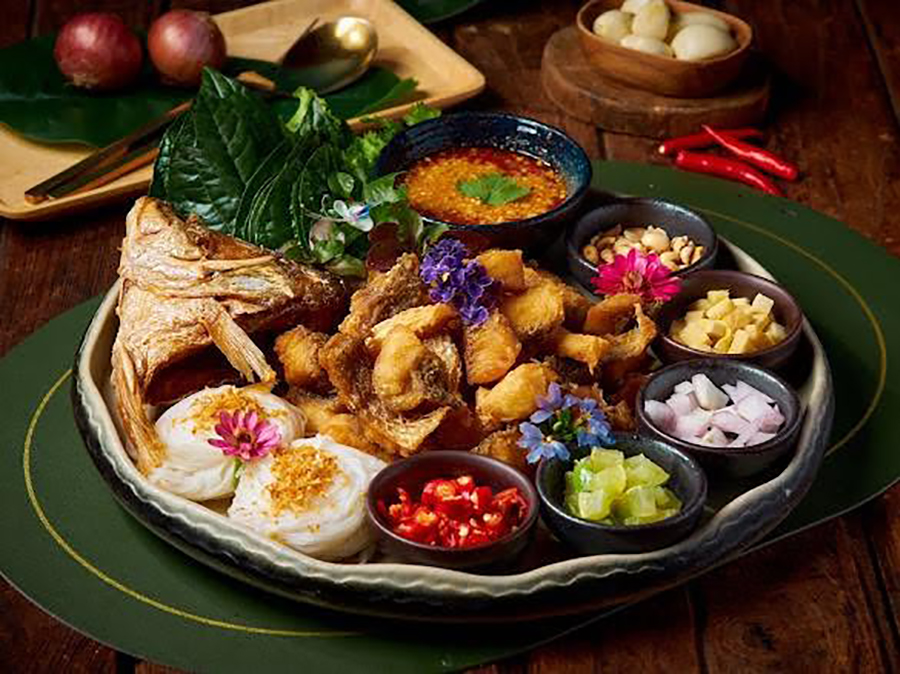 เมี่ยงปลากะพงของที่ร้านก็จัดว่าฮอตฮิตไม่แผ่วเลย