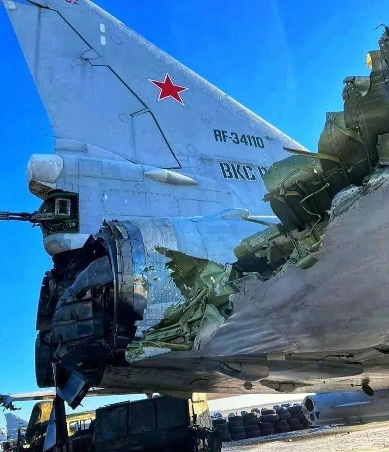 ภาพจากโซเชียลมีเดียซึ่งระบุว่า เป็นเครื่องบินทิ้งระเบิด Tu-22M ของกองทัพอากาศรัสเซียที่ได้รับความเสียหาย ภายหลังถูกโจมตีด้วยโดรนของยูเครน