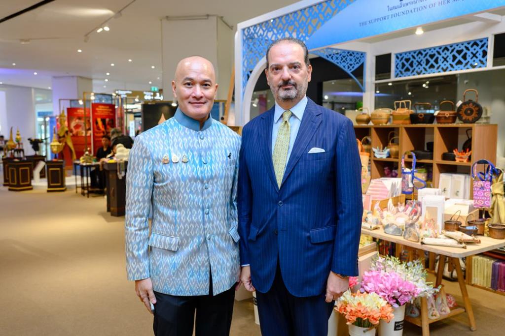 เอ็ดเวิร์ด กิตติ และ เปาโล ดีโอนีซี เอกอัครราชทูตอิตาลีประจำประเทศไทย