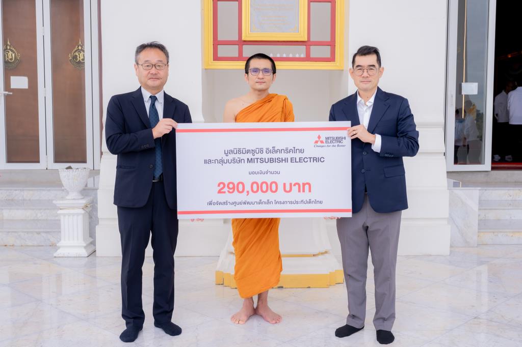 (จากซ้ายไปขวา) นายชินจิ เทะระทานิ รองประธานกรรมการมูลนิธิมิตซูบิชิ อิเล็คทริคไทย, พระวชิรวรคุณ (เสริมพร ธมฺมวโร) ประธานกรรมการมูลนิธิประทีปเด็กไทย หลวงพ่อวิริยังค์ สิรินฺธโร และ ผศ.ดร.ชยกฤต อัศวธิตานนท์ รองอธิการบดี ฝ่ายบริหารทรัพยากรมนุษย์ มหาวิทยาลัยธรรมศาสตร์