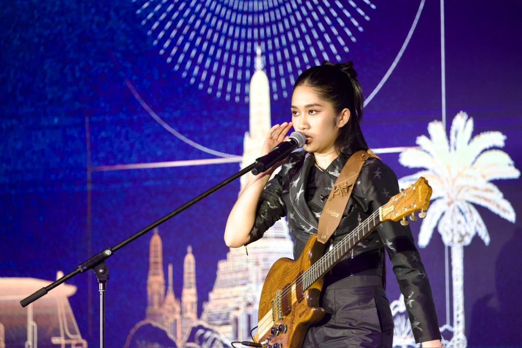 เนเน่ รอยัล ขึ้นเล่นโชว์ในงานเลี้ยง (ภาพ : ททท.)