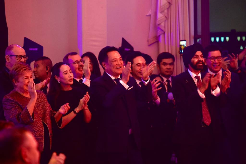 นายกฯ อนุทิน ปลื้ม ปรบมือตามจังหวะเพลง ในช่วงโชว์ของ เนเน่ รอยัล” (ภาพ : ททท.)
