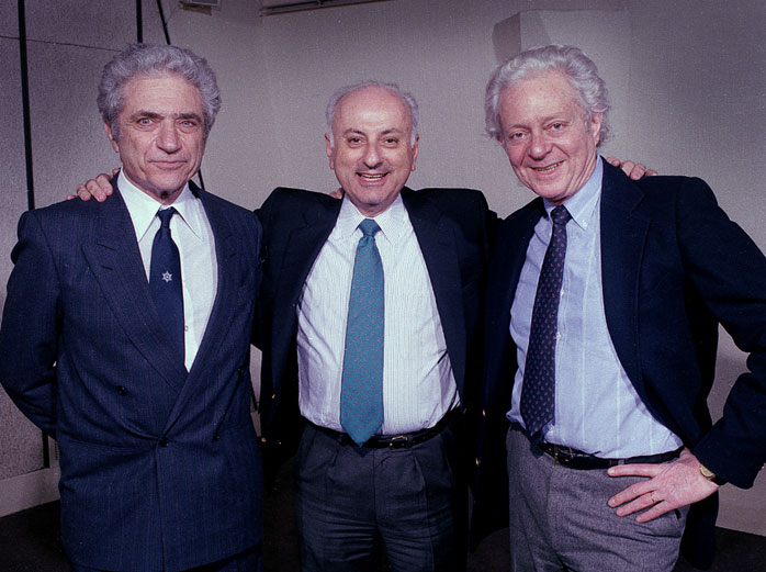Jack Steinberger, Melvin Schwartz และ Leon M. Lederman (ตามลำดับ) ผู้พบ neutrino ชนิดที่สอง คือ muon neutrino ภาพจาก www.bnl.gov