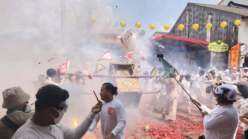 พิธีแห่พระรอบเมือง ประเพณีถือศีลกินผักพังงา 2569 (ภาพ : อโนทัย งานดี)  