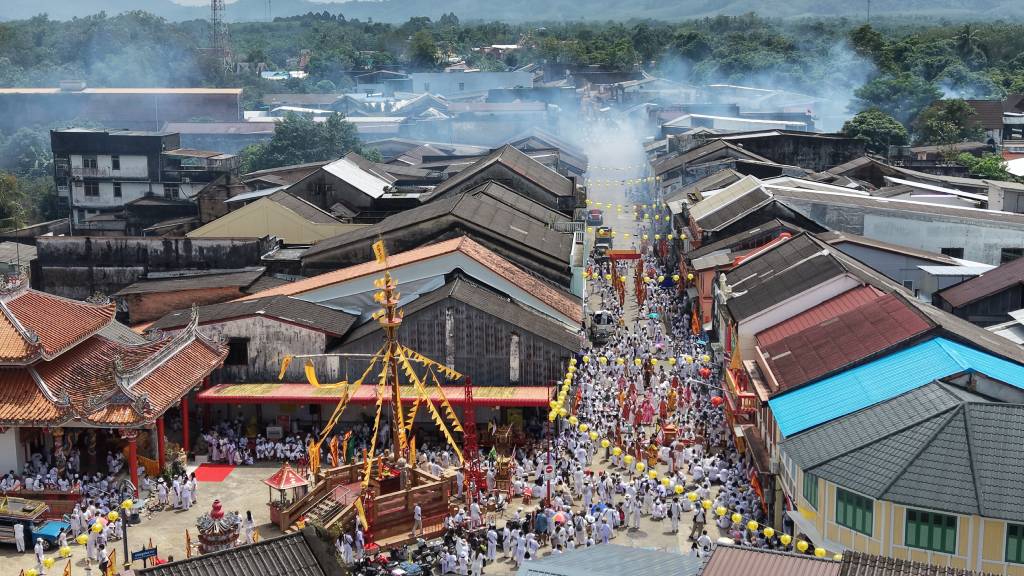 พิธีแห่พระรอบเมือง ประเพณีถือศีลกินผักพังงา 2569 (ภาพ : อโนทัย งานดี)  