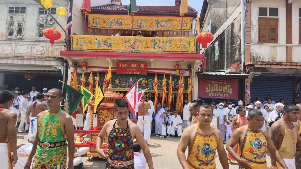 พิธีแห่พระรอบเมือง ประเพณีถือศีลกินผักพังงา 2569 (ภาพ : อโนทัย งานดี)