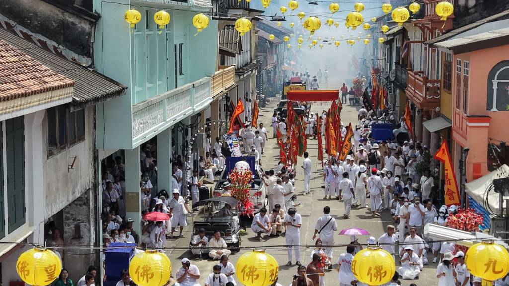 พิธีแห่พระรอบเมือง ประเพณีถือศีลกินผักพังงา 2569 (ภาพ : อโนทัย งานดี)