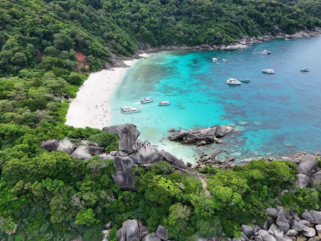 อ่าวเกือก เกาะ 8 อช.หมู่เกาะสิมิลัน (ภาพ : กรมอุทยานแห่งชาติ สัตว์ป่า และพันธุ์พืช)