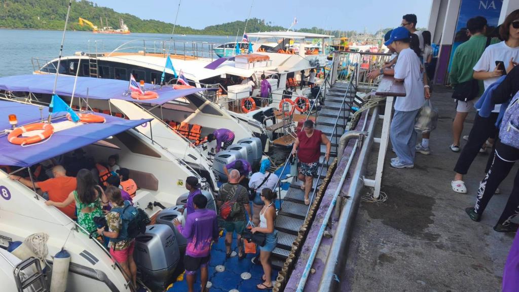 บรรยากาศท่าเรือบ้านทับละมุ 15 ต.ค. 69 (ภาพ : อโนทัย งานดี) 