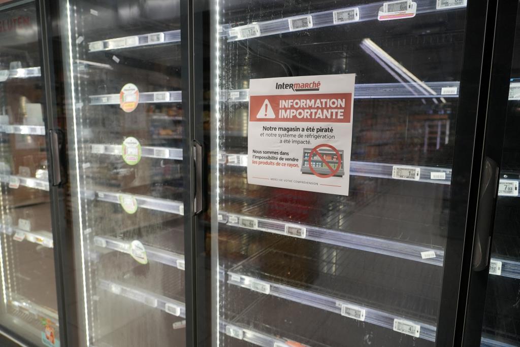 ภาพตู้เย็นว่างเปล่าที่แผงขายอาหารแช่แข็งในซูเปอร์มาร์เก็ต Intermarche ในปารีส หลังจากการโจมตีทางไซเบอร์มุ่งเป้าไปที่ระบบทำความเย็นที่เครือซูเปอร์มาร์เก็ตในฝรั่งเศส ทำให้เกิดการสูญเสียอาหารและไฟไหม้ที่ร้านค้าหลายแห่งในฝรั่งเศส วันที่ 13 ตุลาคม 2026