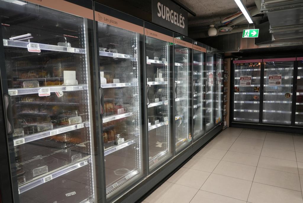 หลังถูกเจาะระบบ ตู้เย็นที่แผงขายอาหารแช่แข็งในซูเปอร์มาร์เก็ต Intermarche ในปารีส ยังคงว่างเปล่าไร้อาหาร