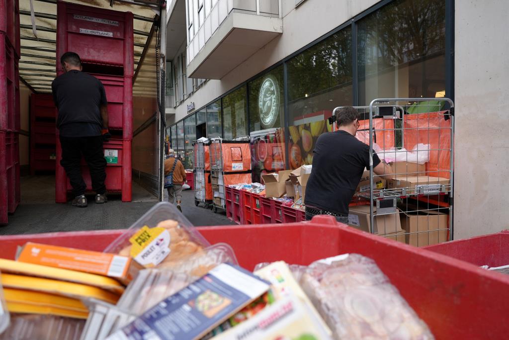 พนักงานเติมกล่องสินค้าที่เน่าเสีย บริเวณนอกซูเปอร์มาร์เก็ต Intermarche ในปารีส
