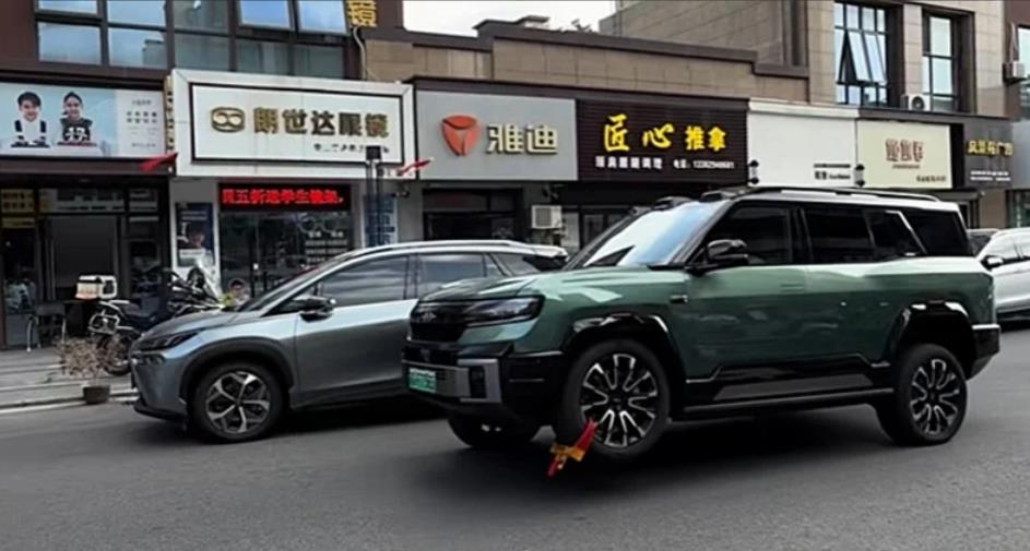 BYD Fang Cheng Bao Bao 8 พร้อมกับที่ล็อกล้อที่ติดอยู่กับล้อหน้าซ้ายที่ยกสูงขึ้น