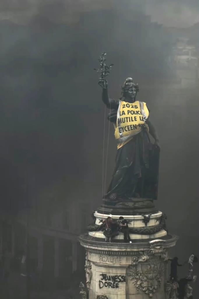 มาริอานน์ถูกคลุมด้วยกั๊กสีเหลือง (Photo : IG raphaelmetivet)