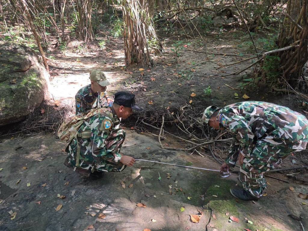 สำรวจพบ “รอยตีนไดโนเสาร์” ครั้งแรกของ จ.อุดรธานี เพิ่มอีก 3 รอย รวมเป็น 4 รอย (ภาพจาก : เพจ อุทยานแห่งชาติภูหินจอมธาตุ-ภูพระบาท)