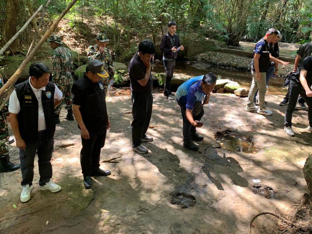 จนท. 3 หน่วยงานลงพื้นที่ตรวจสอบการค้นพบรอยตีนไดโนเสาร์กินเนื้อแห่งแรกของอุดรฯ (ภาพ : สํานักบริหารพื้นที่อนุรักษ์ที่ 10 อุดรธานี)